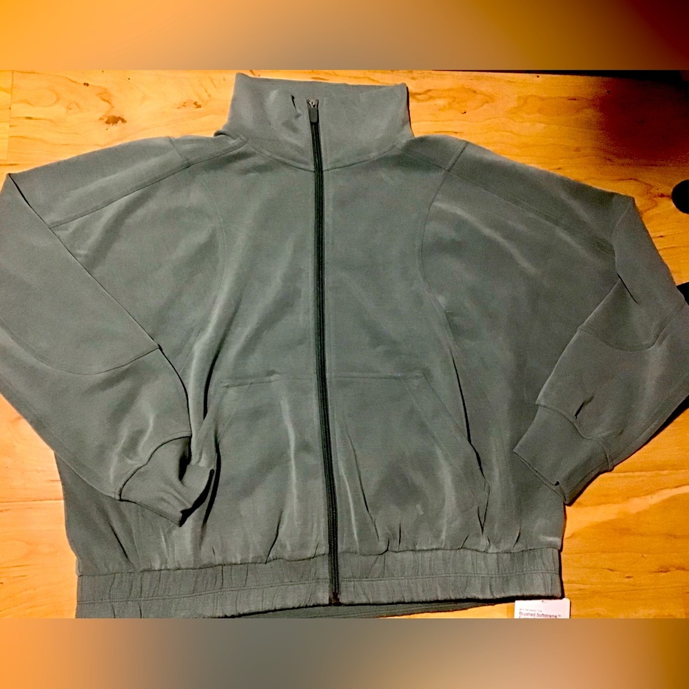 Lululemon “Brushed Softstreme Funnel Neck Full Zip” med powder blue NWT size 12